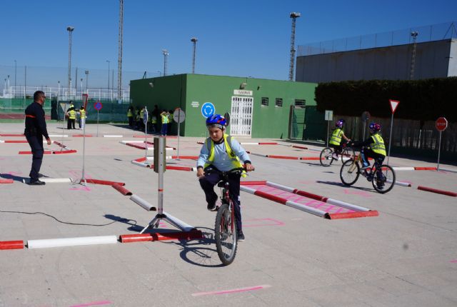 Los escolares torreños disfrutan ya en bici de la parte práctica de la campaña de educación vial