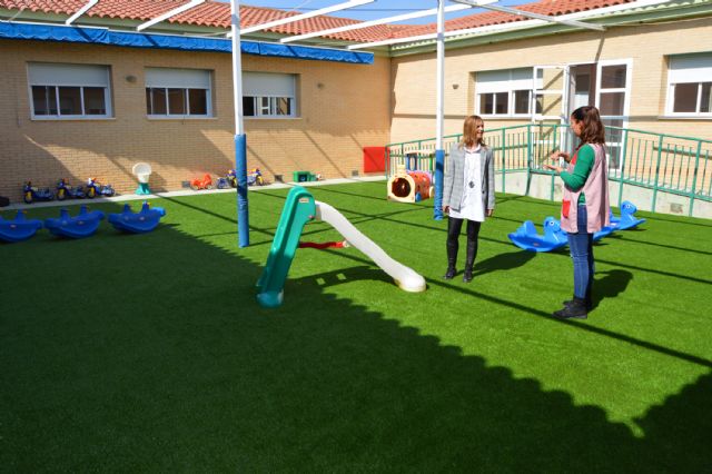 El Ayuntamiento renueva el suelo de los patios de la escuela infantil municipal Virgen de la Salceda