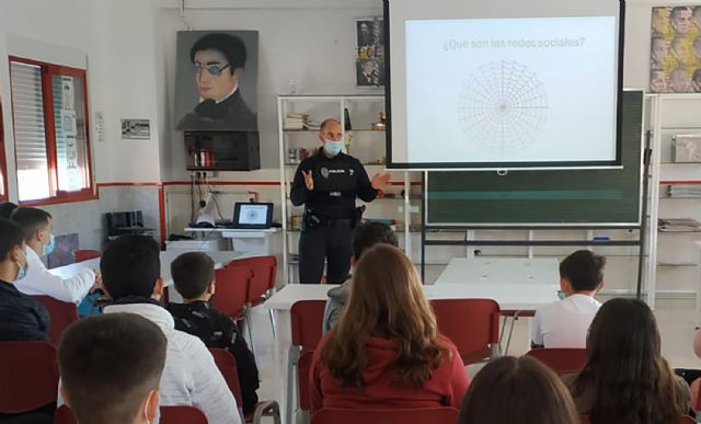 El 'Policía Tutor' imparte en el colegio Monte Azahar una charla sobre los riesgos de las redes sociales