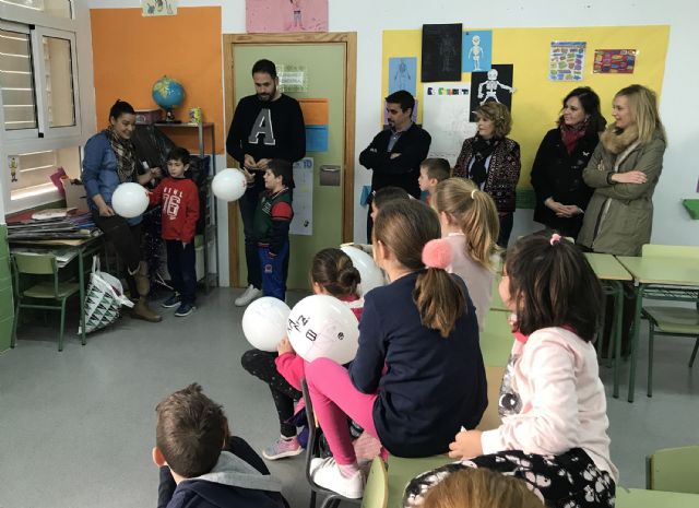 44 niños y niñas disfrutan de la escuela de conciliación de Navidad en el colegio 'Joaquín Cantero'