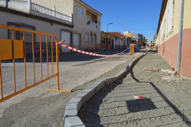 El POS trabaja ya en la renovación de aceras y el refuerzo de aceras en varias calles del municipio