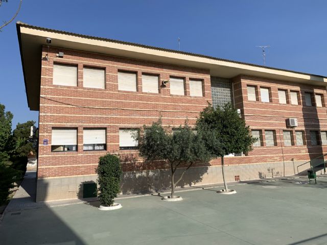 La Consejería de Educación repara la grieta de la fachada del colegio El Parque