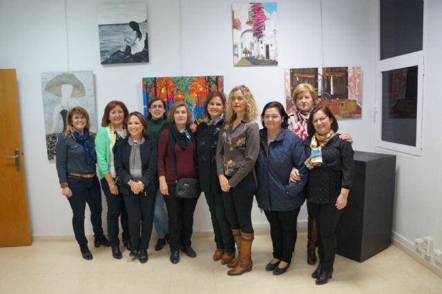 La asociación 'Isabel González' inaugura la muestra de su taller de pintura por el 8 de marzo