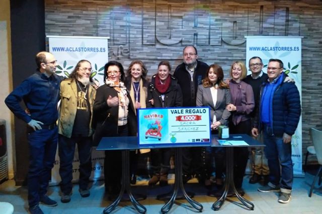 Sacramento Sánchez, ganadora de los 4.000 euros de la campaña navideña del 'Área Comercial Las Torres'
