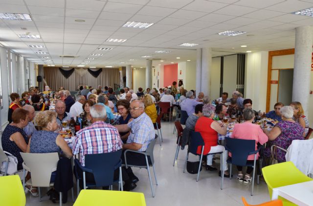El centro social de personas mayores disfruta  de la comida de convivencia de su Semana Cultural
