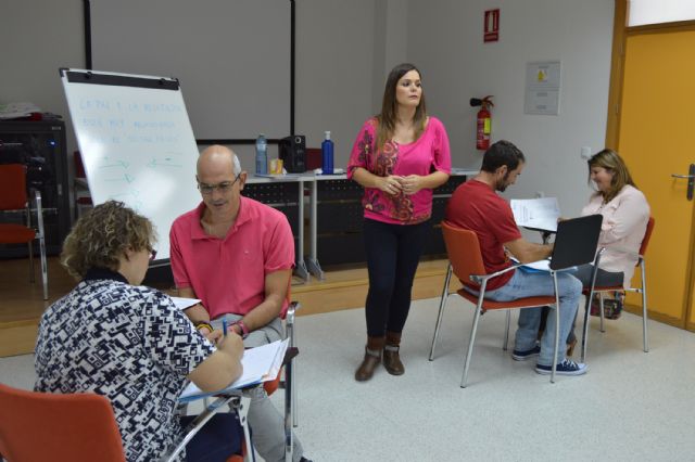 Los empleados municipales de la Región aprenden en Las Torres de Cotillas técnicas antiestrés en el trato personal con el ciudadano