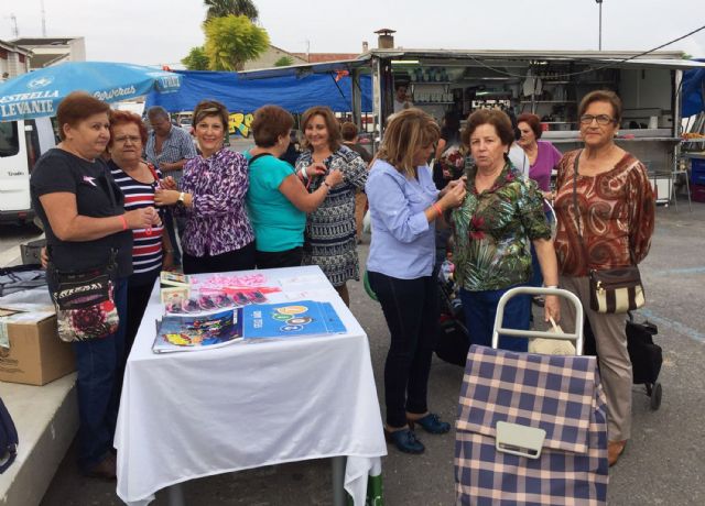 La Junta Local de la AECC celebró el 'Día contra el cáncer de mama' en el mercado semanal