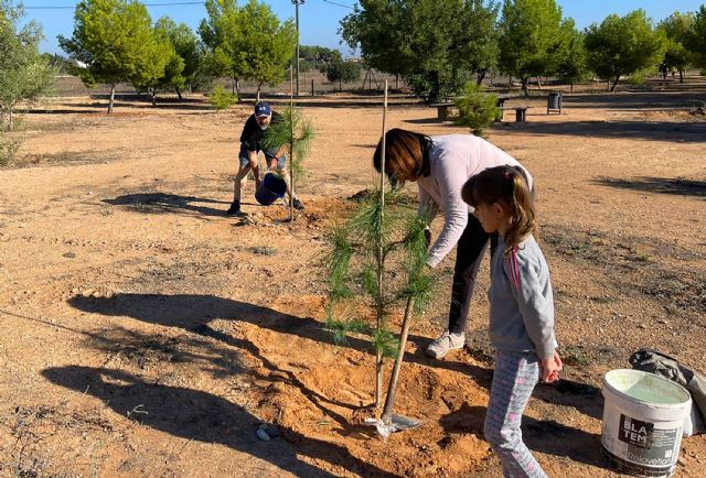Una jornada familiar de plantación de árboles para celebrar el 'Día de las Bibliotecas'