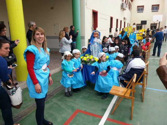 Los alumnos del colegio 'Divino Maestro' torreño sacan un año más su procesión de 'los Pasitos'