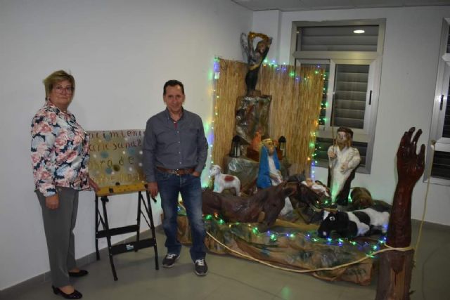 El Barrio de La Loma vive la Navidad con encuentros vecinales, rondalla tradicional y el estreno de un Belén artesano