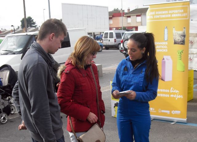 Campaña de información sobre recogida selectiva en el mercado semanal torreño