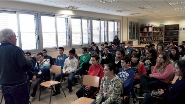 Alumnos del IES n°2 protagonizan un encuentro con el escritor Alfredo Gómez Cerdá