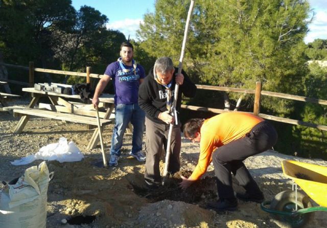El grupo scout 'Ítaca' participa en la mejora del entorno del aula de la Naturaleza de Las Torres de Cotillas