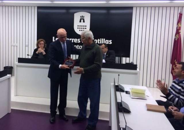 El Ayuntamiento torreño homenajea a Pascual Martínez tras su jubilación