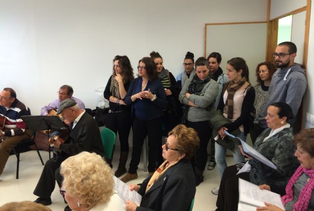 Los mayores torreños reciben la visita de estudiantes de Educación Social de la UMU