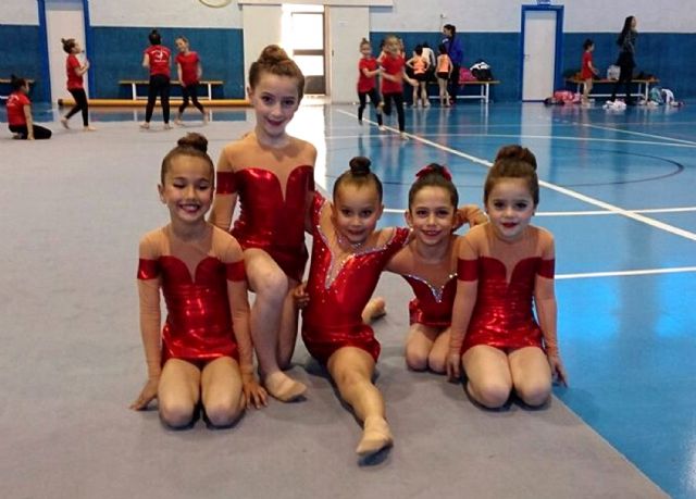 Una exhibición de gimnasia rítmica reúne a cerca de medio centenar de participantes en Las Torres de Cotillas
