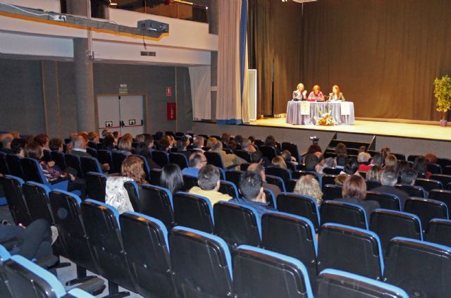La escritora local Mª Dolores Mateo presenta en Las Torres de Cotillas su libro 'Para vosotros'