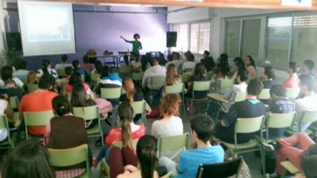 Alumnos del IES 'Salvador Sandoval' torreño participan en una plantación de árbolado