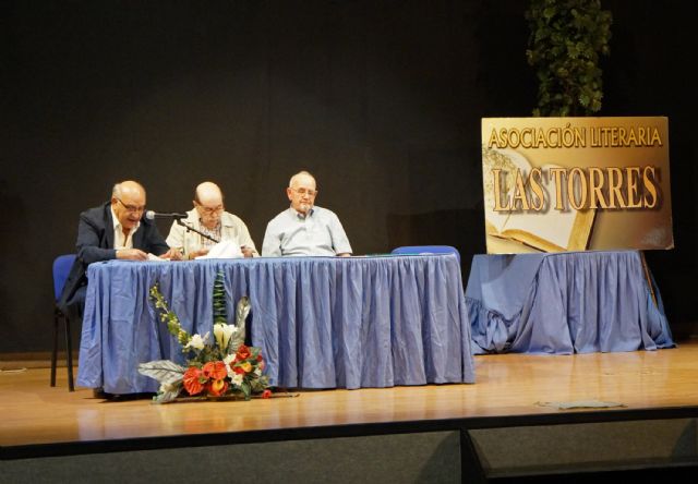 Los 'Jueves Literarios' torreños disfrutan de la obra 'Esencias poéticas: cuatro voces consagradas'