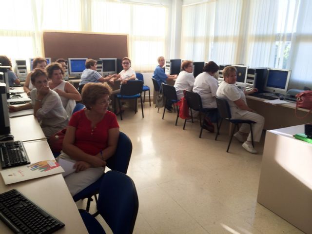 Trabajadores del Ayuntamiento torreño aprenden a 'sacarle punta' al ordenador