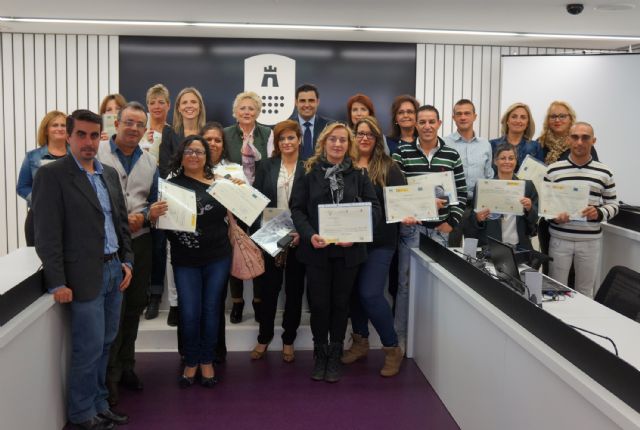 Los alumnos del 'Taller Mixto de Empleo y Formación de Limpieza', diplomados