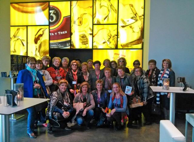 La asociación de mujeres 'Isabel González' torreña, de visita a la fábrica de 'Licor 43'
