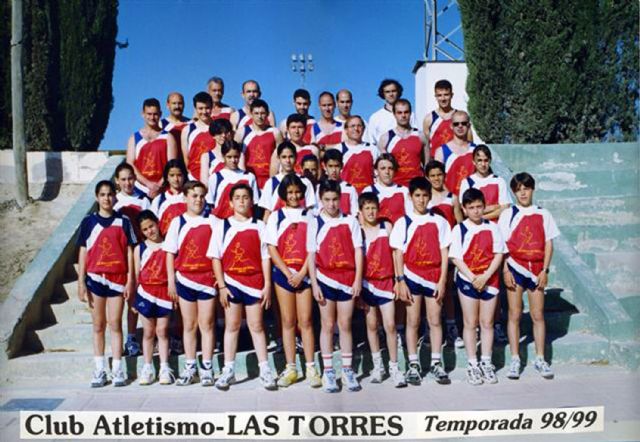 El CA Las Torres recibe el escudo de oro y brillantes de la Federación de Atletismo de la Región de Murcia por su trayectoria