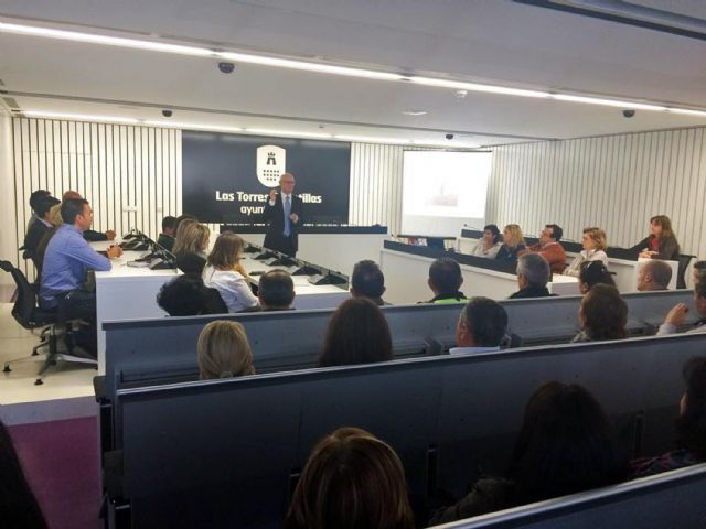 Los funcionarios y empleados municipales torreños conocen los Presupuestos 2015 de mano del alcalde