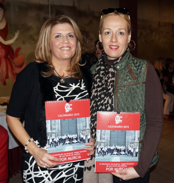 La asociación de mujeres 'Isabel González' presentó su calendario 2015 en su tradicional degustación de dulces navideños
