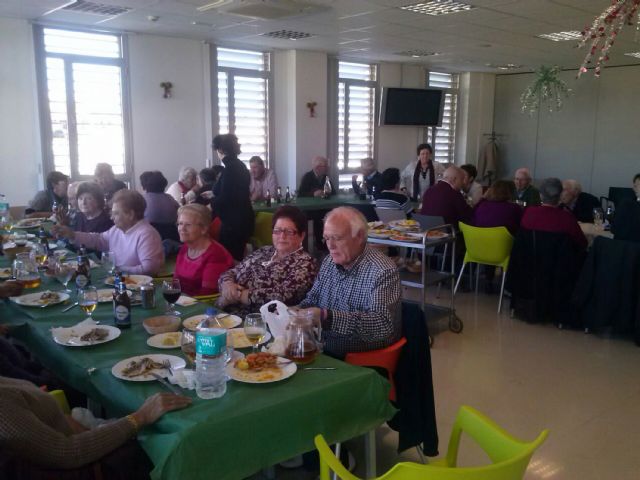 Los usuarios de los cursos de gerontogimnasia torreños, de comida navideña de convivencia