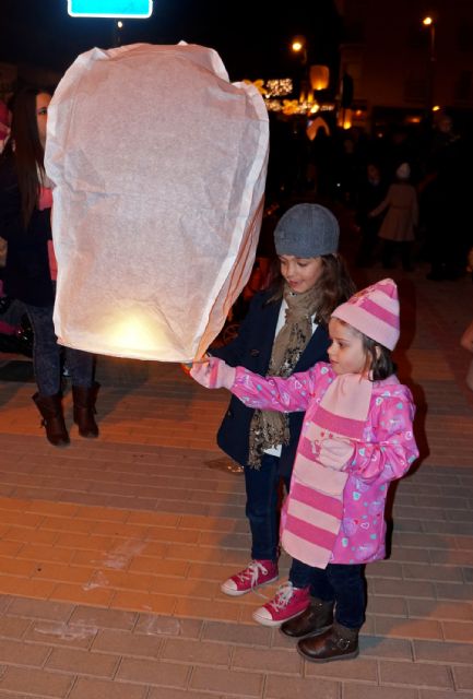 2.000 farolillos llenan el cielo torreño para que ningún niño del municipio se quede sin juguete esta Navidad