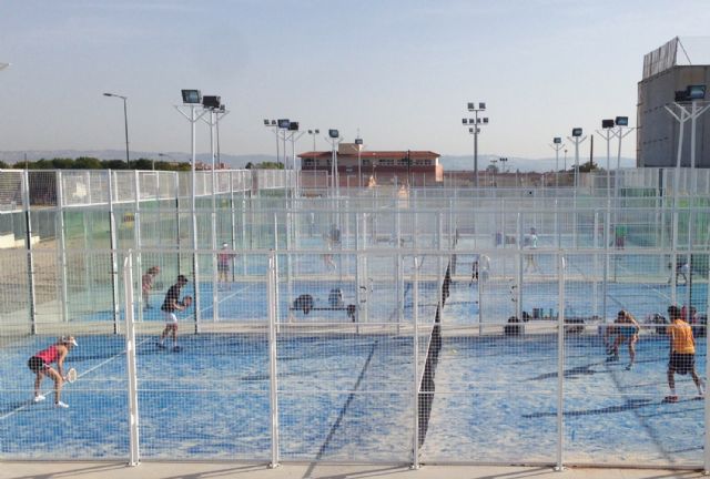 La Concejalía de Deportes torreña organiza un torneo de pádel masculino.