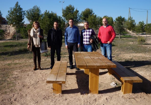 El Ayuntamiento torreño instala bancos y mesas en zonas naturales de ocio del municipio