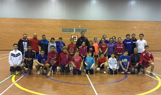 El seleccionador nacional de bádminton de menores participa en una jornada de tecnificación en Las Torres de Cotillas