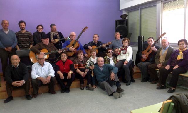 Alumnos del IES 'Salvador Sandoval' disfrutan del mejor folklore torreño