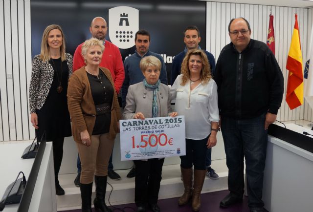 Mª Dolores Morell se lleva el cheque de 1.500 euros de la rifa de las peñas torreñas por el Carnaval