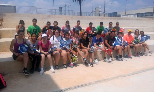 Los alumnos del colegio 'Susarte' torreño disfrutan de las pistas municipales de pádel