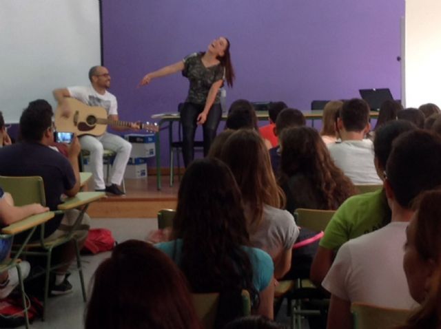 La cantante Ruth Lorenzo compartió la jornada de graduación del IES 'Salvador Sandoval' torreño