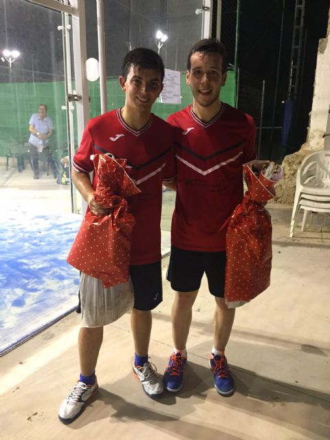 Javier Poveda y Toni Lozano, campeones del minitorneo de pádel nocturno torreño