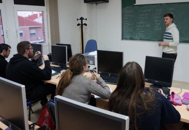 Estudiantes torreños de 1° de Bachillerato perfeccionan su inglés gracias a la empresa 'Grifols'