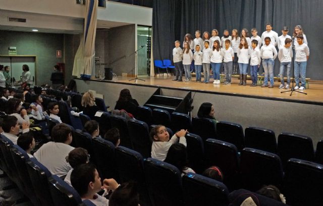 Mas de 200 escolares participan en el tradicional festival de villancicos de Las Torres de Cotillas