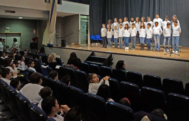 Mas de 200 escolares participan en el tradicional festival de villancicos de Las Torres de Cotillas