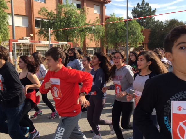 Los alumnos del IES 'Salvador Sandoval' torreño corren un año más en favor de 'Save The Children'
