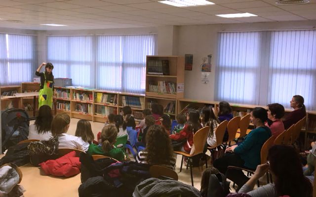 Los 'peques' torreños disfrutan del taller mensual de cuentacuentos de la biblioteca municipal