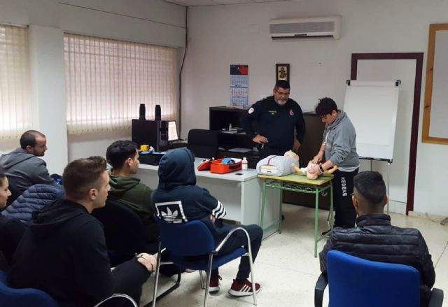 Protección Civil forma a los alumnos del TAFAD del IES Salvador Sandoval en primeros auxilios