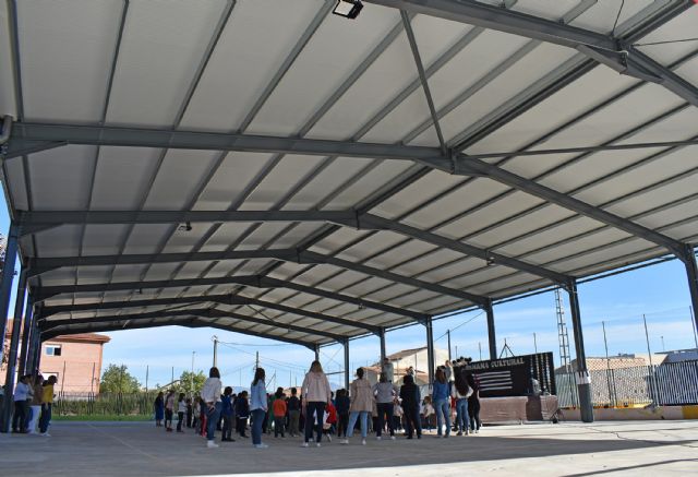 La construcción de las cubiertas para dotar de sombra a las pistas deportivas de los colegios, a punto de concluir