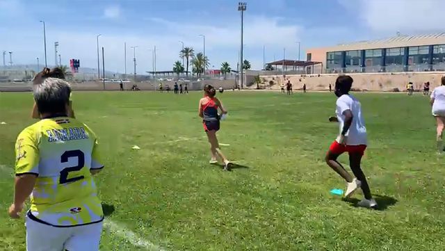 Medio centenar de participantes en la jornada 'Mujeres en rugby' celebrada en el campo municipal de césped