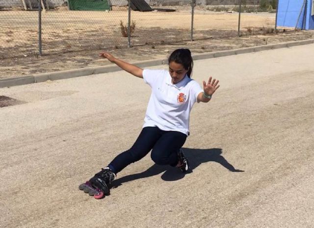 La campeona de España de freestyle de patinaje enseñó sus mejores trucos en Las Torres de Cotillas