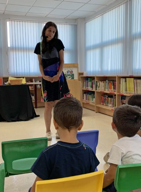 Los peques de la casa disfrutan con los cuentacuentos de la biblioteca municipal