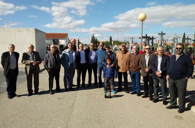 Los auroros torreños cantan a los difuntos en el cementerio local como manda la tradición